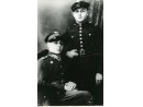 Fotografia: Piotr Skiendzielewski stoi w mundurze st. szer., siedzi jego brat Franciszek.