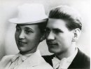 Fotografia Stanisława Chirkowskiego z żoną i fotokopia protokołu poszukiwań.