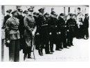 Fotografia grupowa z defilady. Stanisław Szczęsny 2-gi od lewej (z szablą).
