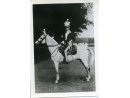 Fotografia: Mieczysław Cabanowski w mundurze historycznym na koniu.