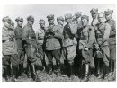 Fotografia grupy żołnierzy z Eugeniuszem Mączką (2-gi od prawej z gołą głową) podczas ćwiczeń w Brzeżanach.