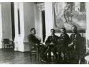 Fotografia grupowa: Antoni Gębarowski w mundurze siedzi po lewej.