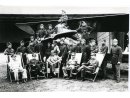 Fotografia zbiorowe: w grupie Longin Grudzień przy samolocie.