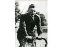 Fotografia: por. Bronisław Kotecki w mundurze 71 pp na rowerze.