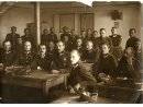Fotografia grupy oficerów w pomieszczeniu: Czesław Klepacz w mundurze podporucznika siedzi w środkowym rzędzie drugi z prawej.