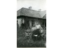 Fotografia rodzinna: Bolesław Kłaczyński siedzi w cywilnym ubraniu.