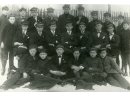 Fotografia zbiorowa Komendy Hufca Męskiego ZHP w Turku. W środkowym rzędzie, czwarty od lewej siedzi Czesław Zieliński.