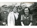 Fotografia zbiorowa: w środku w głębi w mundurze komis. PP Zdzisław Polerski, pierwszy z lewej w mundurze majora Mieczysław Ornatowski.