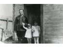 Fotografia: Stanisław Mierwiński w mundurze post. PP z córeczkami.
