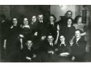 Fotografia zbiorowa: Jan Rabong siedzi pierwszy z lewej.