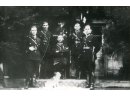 Fotografia policjantów posterunku PP w Motolu; siedzi w środku Wawrzyniec Kozubek w mundurze przod. PP.
