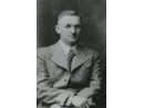 Fotografia: Stanisław Adamski w garniturze.