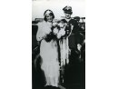 Fotografia ślubna: Franciszek Brdyś w mundurze porucznika z szablą na tle samochodu.