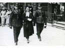 Fotografia grupowa na ulicy: z prawej Teofil Brzozowski.
