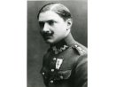 Fotografia: Oskar Kuehnel w mundurze porucznika 9 bat. silnikowego z odznaczeniem.