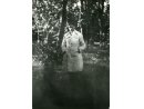 Fotografia: Stanisław Niedbalski w ubraniu cywilnym na cmentarzu.