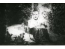 Fotografia: Jerzy Wieliczko w ubraniu cywilnym na tle zieleni.