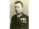 Fotografia: Stanisław Mazur w mundurze chorążego 13 pułku ułanów z odznaczeniami.