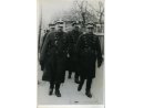 Fotografia grupowa żołnierzy: w pierwszym rzędzie z lewej strony idzie mjr Adam Arnold Jankowski (zamordowany w Charkowie), zaś drugi z prawej Maksymilian Chmura.