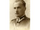 Fotografia: Stanisław Henryk Krogulski w mundurze podporucznika piechoty z koalicyjką.