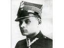 Fotografia: Ryszard Machil w mundurze podporucznika piechoty w rogatywce.