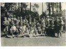 Fotografia grupowa: Ksiądz major Antoni Aleksandrowicz z dziećmi.