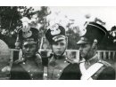 Fotografia grupowa podchorążych w mundurach historycznych z epoki Królestwa Kongresowego. Pierwszy z lewej Adam Hedinger.
