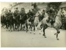 Fotografia grupowa z defilady 4 pułku strzelców konnych. Antoni Janik prawdopodobnie drugi od prawej na białym koniu.