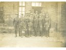 Fotografia grupowa prawdop. podchorążych SPRez. w Zegrzu przed wejściem do budynku. Pierwszy od lewej w pierwszym rzędzie prawdop. Stanisław Śniegocki.