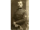 Fotografia: Gustaw Bauerfeind w mundurze majora z koalicyjką. Na lewym rękawie plakietka z odznaką 1 dywizjonu samochodowego.