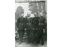 Fotografia grupowa policjantów z posterunku w Blachowni - od prawej strony stoją: Stefan Jendrek, Jan Jasiński, Józef Janik - zamordowani w Twerze oraz Tarczyński, który zginął 1 września 1939.