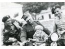 Fotografia grupowa trzech oficerów z dzieckiem: Porucznik Józef Jucha w mundurze stoi z prawej strony.