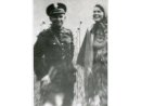 Fotografia: Podporucznik Korpusu Ochrony Pogranicza Edward Pieńkowski w mundurze z kobietą.